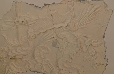 Unter der kundigen Hand des Restaurators erlangte ein kleiner Teil der kunstvollen Stuckaturen seine ursprüngliche Filigranität zurück. (Foto: Andreas Mätzold, 2025)