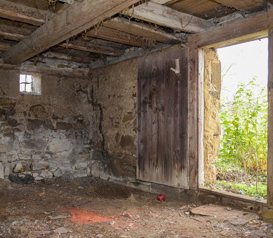 Treppe vom 1. UG unter Haupthaus zu tiefer liegenden Kellern. Diese reichen unter die ehem. Scheunen, den heutigen Getränkemarkt.