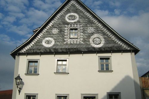 Alter Schiefergiebel aus dem Jahr 1725 in Hollfeld restauratorisch überarbeitet und wieder hergestellt