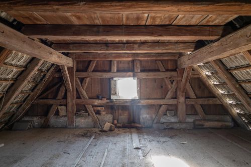 2. Dachgeschoss: Fachwerkkonstruktion mit Verschalung; Gefachausmauerung aus 1. DG wurde ca. 31 cm hoch weitergeführt.