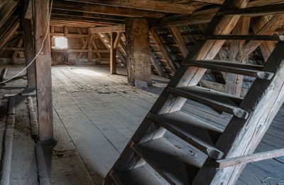 2. Dachgeschoss mit Treppe zum 3. Dachgeschoss, 17.Jh., im ehem. Gasthof zum weißen Schwanen