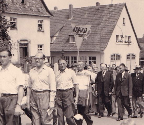 Der weiße Schwanen vor dem Umbau: Nürnberger Thurnauer Festzug 1953 (Irmgard Will)