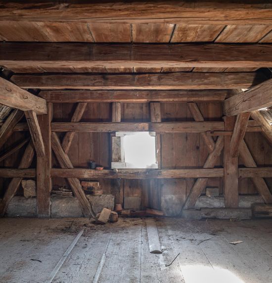 2. Dachgeschoss: Fachwerkkonstruktion mit Verschalung; Gefachausmauerung aus 1. DG wurde ca. 31 cm hoch weitergeführt.