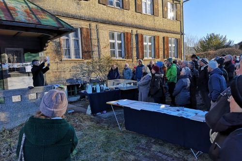 Die alte Schule in Bühl wurde im letzten Moment vor dem Abriss bewahrt. Zurzeit wird sie von einer Bürgergenossenschaft instandgesetzt. - Foto: Rolf Grebenstein