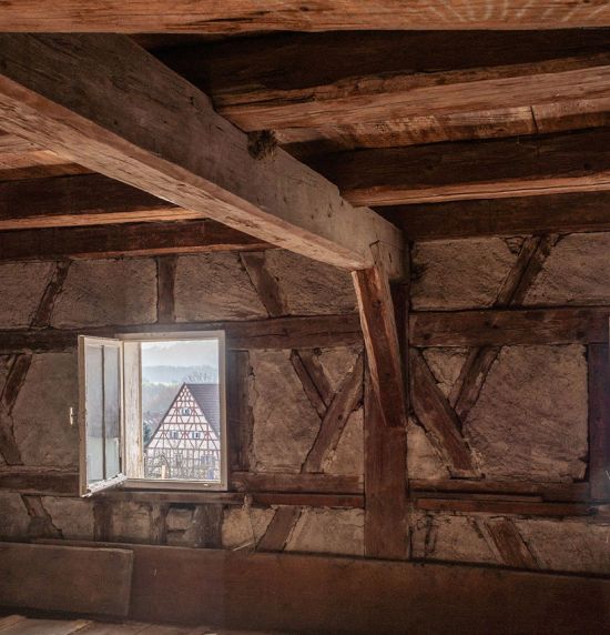 Dachstuhl und Giebelwand mit Zierfachwerk im Weißen Schwanen mit Blick auf das Ebenbild (Bahnhofstraße 1)