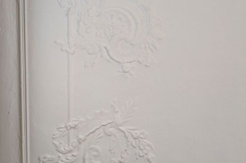 Die reiche Stuckverzierung der westlichen der beiden Stuben im ersten OG des Wohnhauses ist im Lauf der Jahrhunderte unter einer dicken Schicht verschiedener Tünchen verschwunden. (Dietmar Popp, 2025)