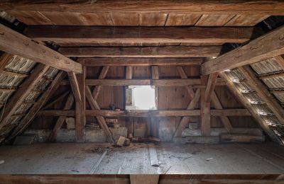Der mächtige, sich über drei Böden erstreckende Dachstuhl des Hauptgebäudes aus dem Jahr 1672. (Fotos und Montage: Dietmar Popp, 2025)