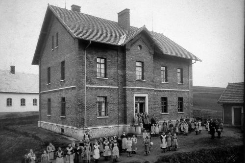Das rote Schulhaus in Rinchnach - Museum und Wohnort