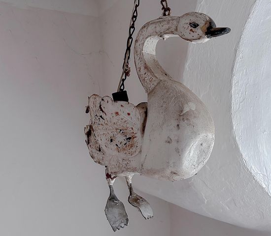 Dieser Schwan war einst das Schild am Gasthof „Zum weißen Schwanen“ - Foto: Harald Stark