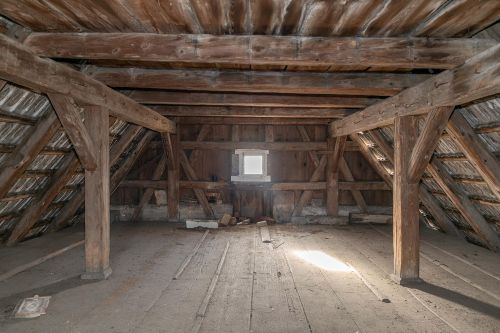 2. Dachgeschoss: zweifach stehender Stuhl über dem liegenden Stuhl des 1. DGs. Fenster mit verzierten Eckwinkeln, Zweitverwendung