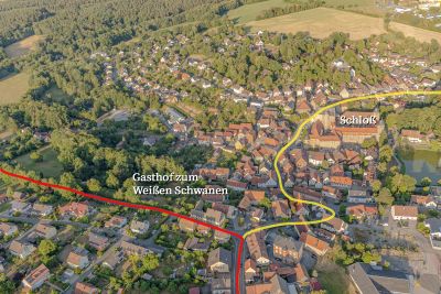 Thurnau mit Verlauf der St 2189 und St 2689 durch das enge historische Zentrum (gelb markiert); von links kommt die Kulmbacher Str., die ausgebaut werden soll bis zur Einmündung in die St 2189 (rot markiert) - Luftbild: Ingo Bäuerlein -  www.FrankenAIR.de